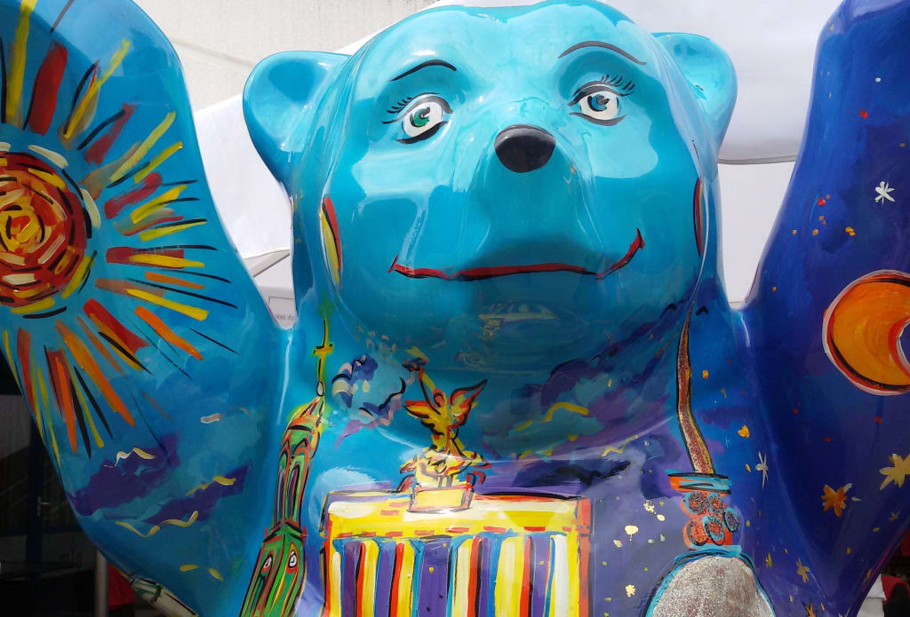 Statua di Buddy Bear, simbolo di Berlino, in una piazza della città.